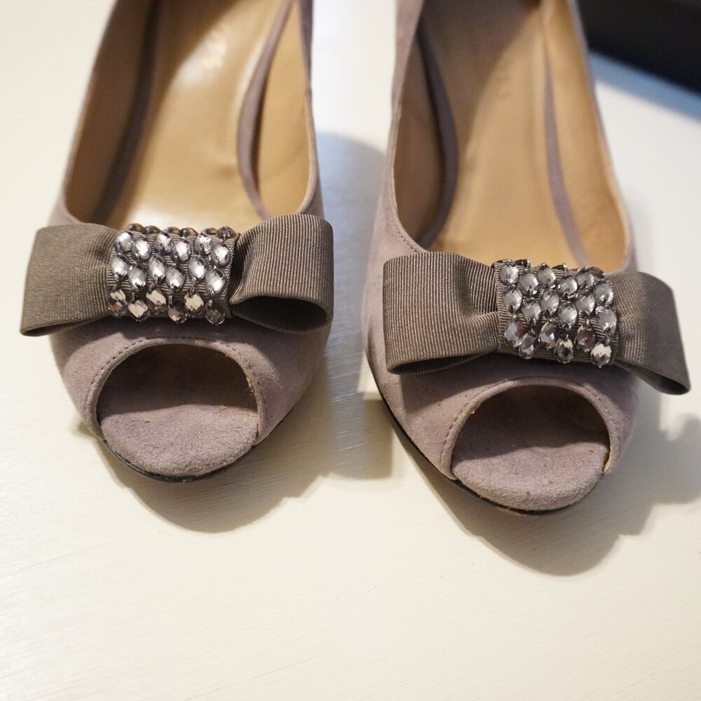 Talbots Suede Heels with Bow detail on toe - Size 8 - Picture 2 of 9